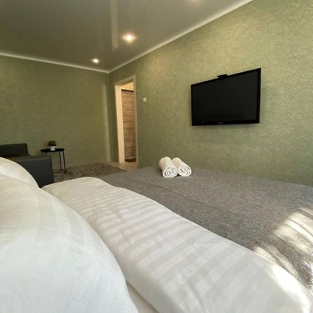 Seafront apartment Pavlodar Buitenkant foto
